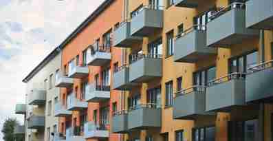 Ett lägenhetshus med balkonger