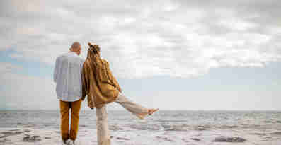 En man och en kvinna på stranden