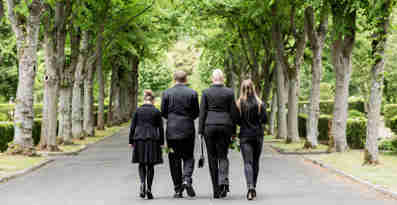 En familj som befinner sig på en begravning