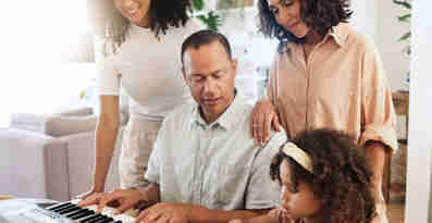 En familj står runt ett piano