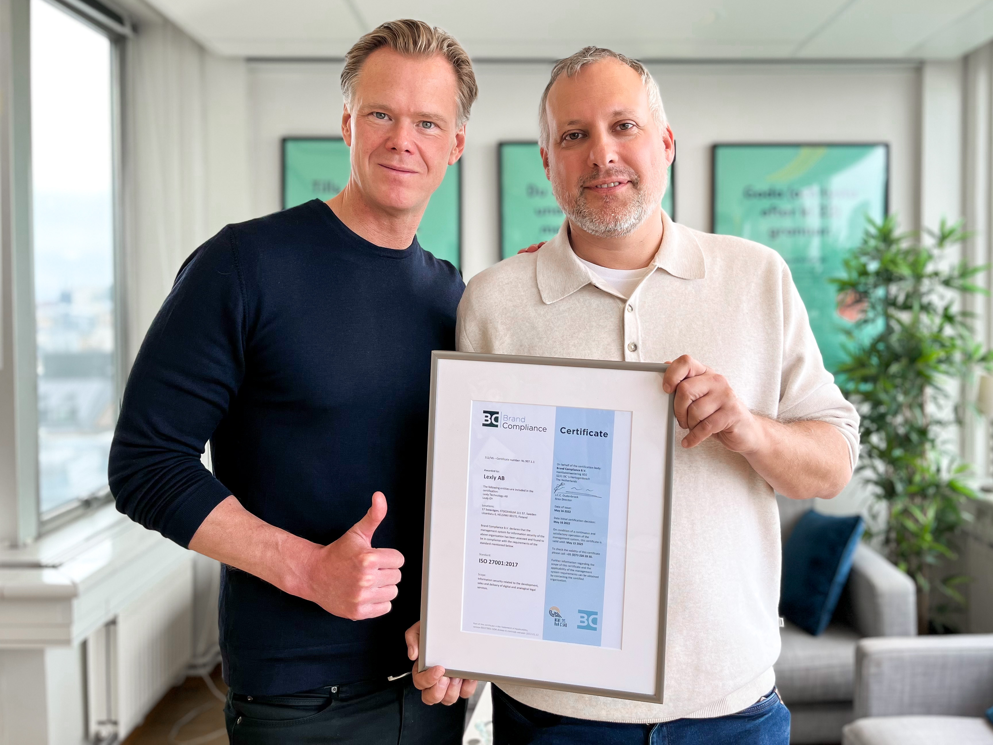 Lexlys VD Magnus Stein och CTO Daniel Bernholc håller upp ISO 27001 certifieringen